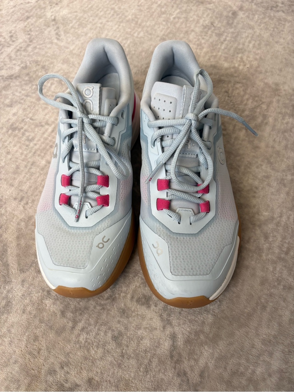 Women’s tennis sneakers size 9 women’s On The Roger Advantage
